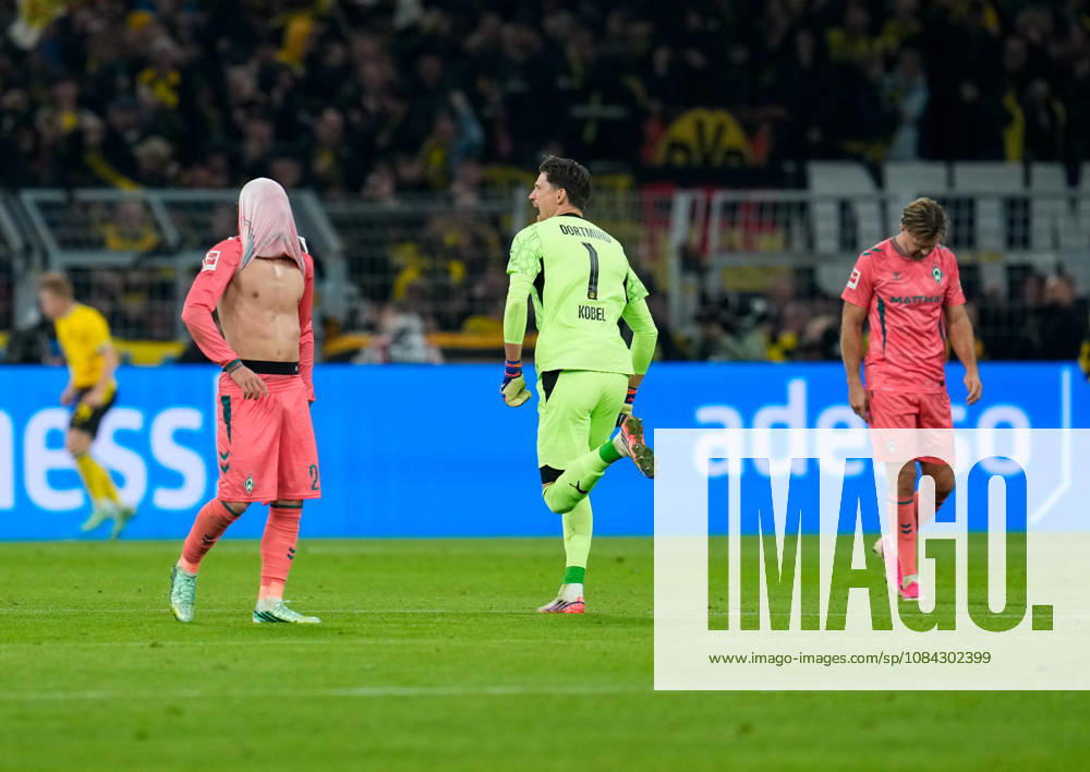 Gregor Kobel (Borussia Dortmund, 1) jubelt nach dem zweiten Treffer seiner Mannschaft, waehrend Chuki (SV Werder Bremen, 20) und Niclas Fuellkrug (SV Werder Bremen, 10) reagieren. GER, Borussia Dortmund vs SV Werder Bremen, 1. Bundesliga, 5. Spieltag, Saison 2026-27, SIGNAL IDUNA PARK, Dortmund, 09.10.2026 DFL REGULATIONS PROHIBIT ANY USE OF PHOTOGRAPHS AS IMAGE SEQUENCES AND OR QUASI-VIDEO Borussia Dortmund vs SV Werder Bremen, 1. Bundesliga, 5. Spieltag, Saison 2026-27, 09.10.2026 Dortmund