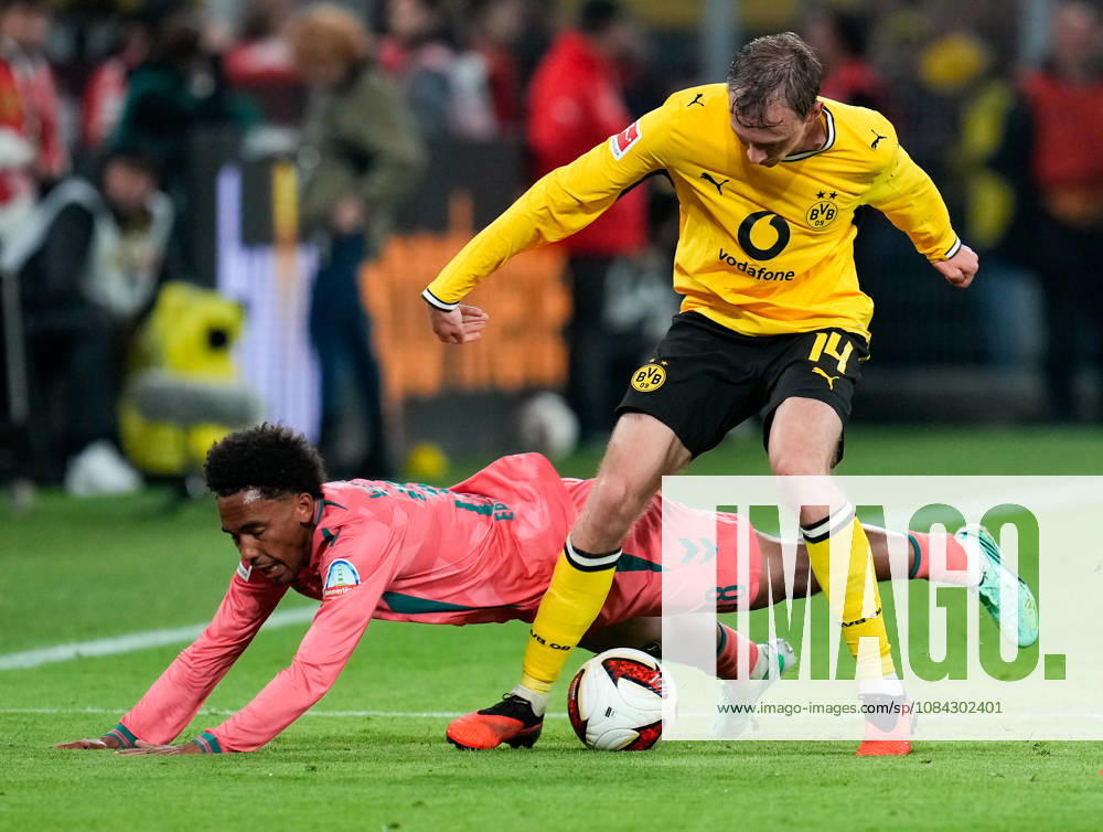 Maximilian Beier (Borussia Dortmund, 14) im Zweikampf mit Paul Erevbenagie (SV Werder Bremen, 38). GER, Borussia Dortmund vs SV Werder Bremen, 1. Bundesliga, 5. Spieltag, Saison 2026-27, SIGNAL IDUNA PARK, Dortmund, 09.10.2026 DFL REGULATIONS PROHIBIT ANY USE OF PHOTOGRAPHS AS IMAGE SEQUENCES AND OR QUASI-VIDEO Borussia Dortmund vs SV Werder Bremen, 1. Bundesliga, 5. Spieltag, Saison 2026-27, 09.10.2026 Dortmund