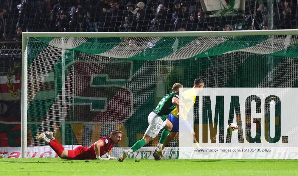Leipzig, 09.10.2026, Alfred-Kunze-Sportpark, Fußball, Regionalliga NO, Spieltag 12 , BSG Chemie Leipzig vs. FSV 63 Luckenwalde , Tor für Luckenwalde zum 0:1! Im Bild: Torschütze . Lucas Will ( re.10, Luckenwalde), trifft ,