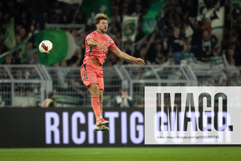 Dortmund, Germany, 09.10.26, Niclas Fuellkrug (SV Werder Bremen) kontrolliert den Ball waehrend des Spiels der 1. Bundesliga zwischen Borussia Dortmund - SV Werder Bremen im Signal Iduna Park in Dortmund. (Photo by Joachim Bywaletz) DFB DFL REGULATIONS PROHIBIT ANY USE OF PHOTOGRAPHS AS IMAGE SEQUENCES AND OR QUASI-VIDEO.