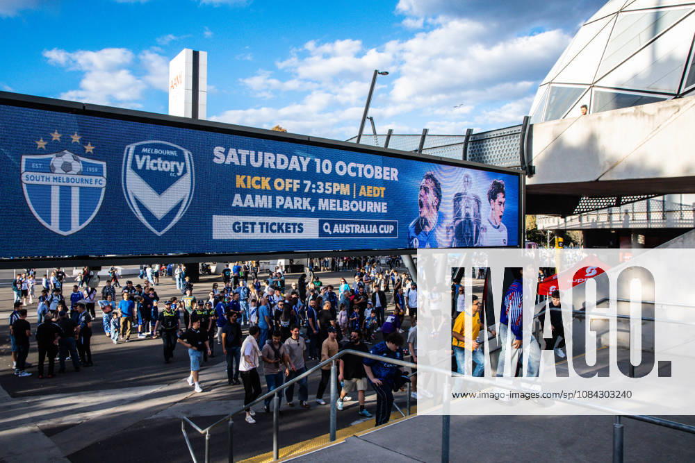 MELBOURNE, AUSTRALIA - OCTOBER 10: Fans arrive prior to the Australia Cup Final match between South Melbourne FC and Melbourne Victory FC at AAMI Park on October 10, 2026 in Melbourne, Austr0alia. South Melbourne FC V Melbourne Victory FC - Australia Cup 2026 Final - ZUMAp121 20261010_zsp_p121_001
