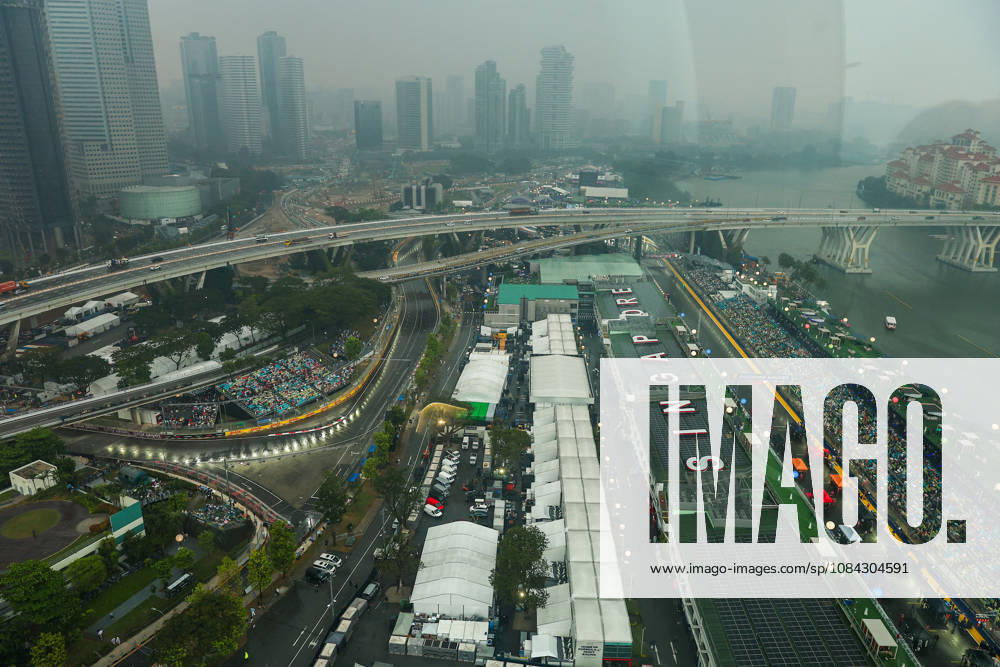 2026 Formula 1 Singapore Grand Prix SINGAPORE - OCT 10: Rain and haze affecting Singapore force the Sprint Session to delay, during the Formula One Grand Prix of Singapore, at the Marina Bay Street Circuit in Singapore, on October 10, 2026. Daniel Ceng Anadolu Singapore Singapore. Editorial use only. Please get in touch for any other usage.