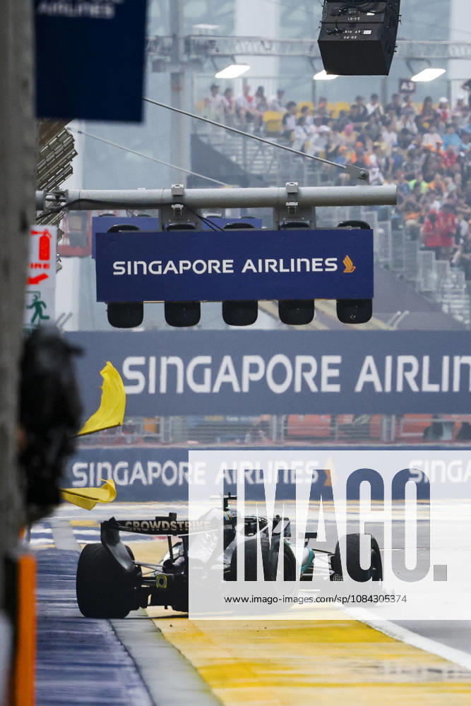 F1 - SINGAPORE GRAND PRIX 2026 RUSSELL George (gbr), Mercedes AMG F1 Team W17, portrait, crash, accident, rain, pluie, during the 2026 Formula 1 Singapore Grand Prix, 17th round of the 2026 Formula One World Championship, WM, Weltmeisterschaft from October 9 to 11, 2026 on the Marina Bay Street Circuit, in Singapore, Singapore - SingaporeSingapore
