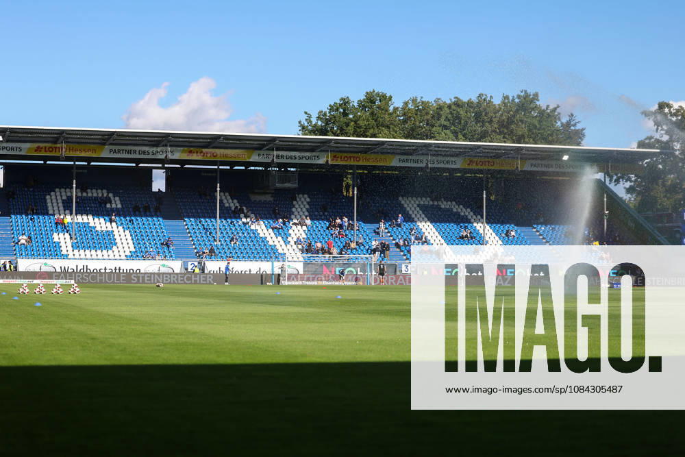 2026.10.10 Fussball 2.Bundesliga SV Darmstadt 98 - Energie Cottbus v.l., die Sonne scheint in Darmstadt