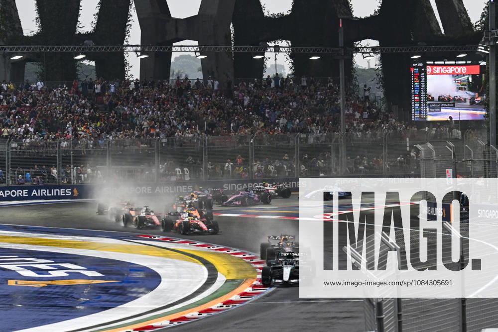 F1 - SINGAPORE GRAND PRIX 2026 63 RUSSELL George (gbr), Mercedes AMG F1 Team W17, action, 03 VERSTAPPEN Max (nld), Red Bull Racing Ford RB22, action, start of the race, depart, rain, pluie, during the 2026 Formula 1 Singapore Grand Prix, 17th round of the 2026 Formula One World Championship, WM, Weltmeisterschaft from October 9 to 11, 2026 on the Marina Bay Street Circuit, in Singapore, Singapore - SingaporeSingapore