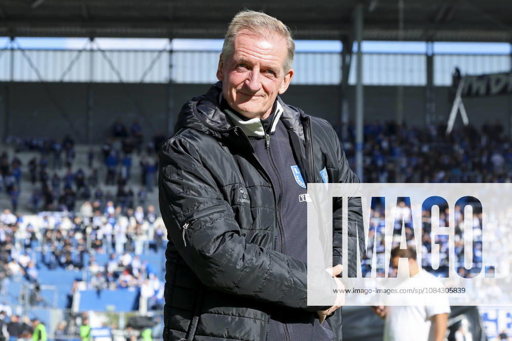 Trainer Petrik Sander (1. FC Magdeburg) schaut waehrend des spiels der 2. Bundesliga zwischen 1. FC Magdeburg und Hannover 96, Avnet Arena am 10. October 2026 in Magdeburg, Deutschland. (Foto von Marco Steinbrenner DeFodi Images) +++ Trainer Petrik Sander (1. FC Magdeburg) looks on during the 2nd Bundesliga match between 1. FC Magdeburg and Hannover 96 at Avnet Arena on October 10, 2026 in Magdeburg, Germany. (Photo by Marco Steinbrenner DeFodi Images) DFB DFL REGULATIONS PROHIBIT ANY USE OF PHOTOGRAPHS AS IMAGE SEQUENCES AND OR QUASI-VIDEO. (Photo by Marco Steinbrenner DeFodi Images) -