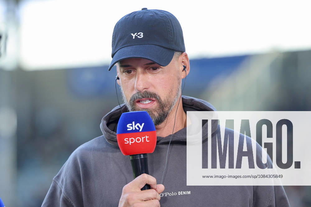 Trainer Sandro Wagner (Hannover 96) schaut waehrend des spiels der 2. Bundesliga zwischen 1. FC Magdeburg und Hannover 96, Avnet Arena am 10. October 2026 in Magdeburg, Deutschland. (Foto von Marco Steinbrenner DeFodi Images) +++ Trainer Sandro Wagner (Hannover 96) looks on during the 2nd Bundesliga match between 1. FC Magdeburg and Hannover 96 at Avnet Arena on October 10, 2026 in Magdeburg, Germany. (Photo by Marco Steinbrenner DeFodi Images) DFB DFL REGULATIONS PROHIBIT ANY USE OF PHOTOGRAPHS AS IMAGE SEQUENCES AND OR QUASI-VIDEO. (Photo by Marco Steinbrenner DeFodi Images) -