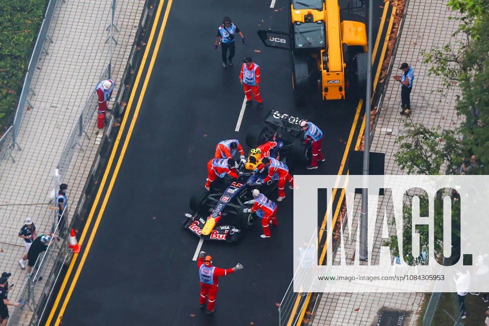 2026 Formula 1 Singapore Grand Prix SINGAPORE - OCT 10: The car of Red Bull s driver Isack hadjar is towed away after it crashed, during the Sprint Session at the Formula One Grand Prix of Singapore, at the Marina Bay Street Circuit in Singapore, on October 10, 2026. Daniel Ceng Anadolu Singapore Singapore. Editorial use only. Please get in touch for any other usage.