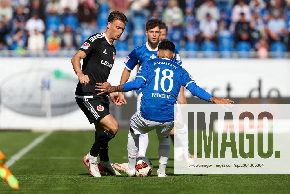 2026.10.10 Fussball 2.Bundesliga SV Darmstadt 98 - Energie Cottbus v.l., Moritz Hannemann (Energie Cottbus), Raoul Petretta (SV Darmstadt 98) battles for the Ball