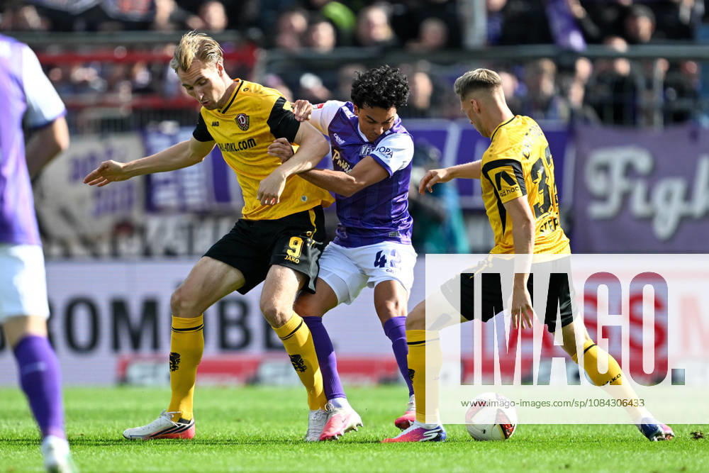 2. Bundesliga - 26 27 - VfL Osnabrück - Dynamo Dresden am 10.10.2026 an der Bremer Brücke in Osnabrück Vincent Vermeij (Dresden) im Zweikampf gegen Jonathan Gomez (Osnabrueck) und Jonas Sterner (Dresden)