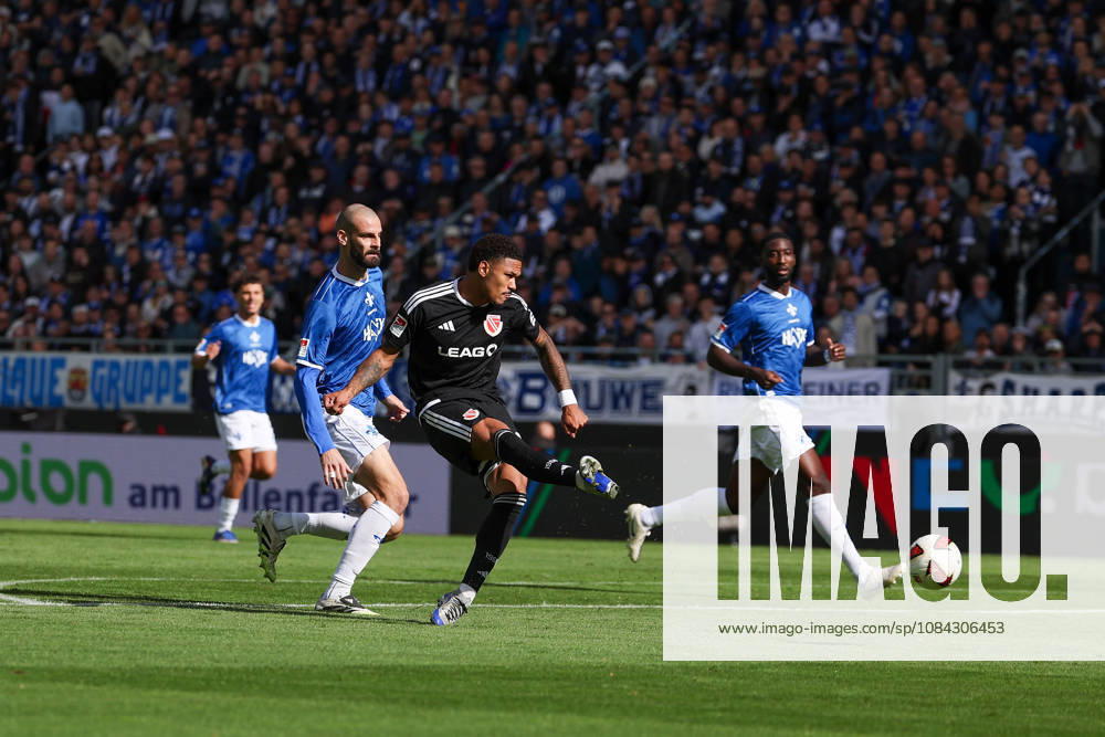 2026.10.10 Fussball 2.Bundesliga SV Darmstadt 98 - Energie Cottbus v.l., Grayson Dettoni (SV Darmstadt 98), Justin Butler (Energie Cottbus) scores the goal to 0:1