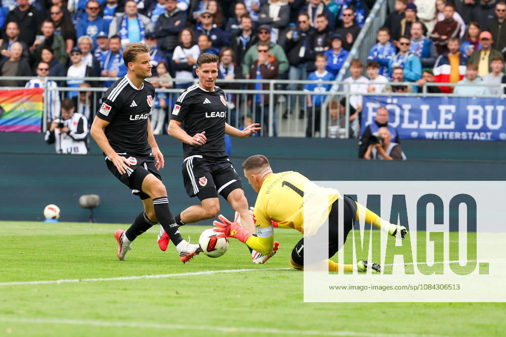 2026.10.10 Fussball 2.Bundesliga SV Darmstadt 98 - Energie Cottbus v.l., Moritz Hannemann (Energie Cottbus), Goalkeeper, Torwart Marcel Schuhen (SV Darmstadt 98) battles for the Ball