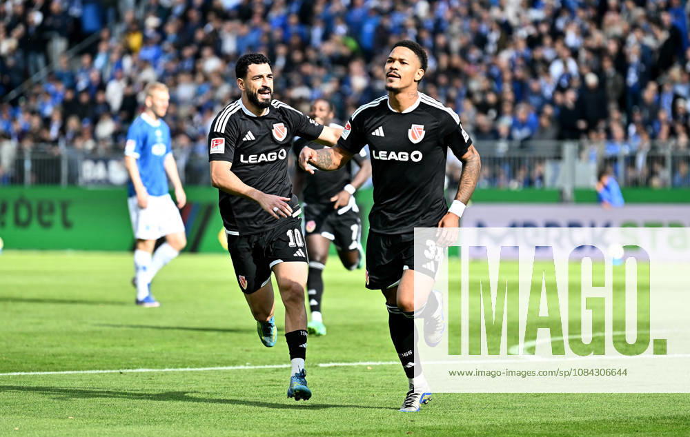 Fussball 2.Bundesliga, SV Darmstadt 98 - Energie Cottbus v.l. Tolcay Cigerci (FC Engerie Cottbus), Torschuetze Torschütze Justin Butler (FC Engerie Cottbus) Torjubel, Jubel, Goal celebration, celebrate the goal zum 0:1 jubelnd bejubelt jubelt jubeln Jubel Darmstadt