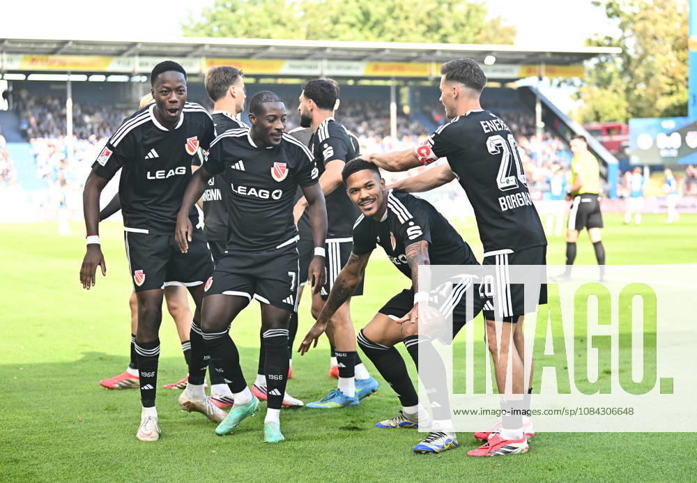 Fussball 2.Bundesliga, SV Darmstadt 98 - Energie Cottbus v.l. King Manu (FC Engerie Cottbus), Christian Kinsombi (FC Engerie Cottbus), Torschuetze Torschütze Justin Butler (FC Engerie Cottbus), Axel Borgmann (FC Engerie Cottbus) Torjubel, Jubel, Goal celebration, celebrate the goal zum 0:1 jubelnd bejubelt jubelt jubeln Jubel Darmstadt