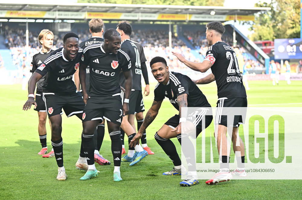 Fussball 2.Bundesliga, SV Darmstadt 98 - Energie Cottbus v.l. King Manu (FC Engerie Cottbus), Christian Kinsombi (FC Engerie Cottbus), Torschuetze Torschütze Justin Butler (FC Engerie Cottbus), Axel Borgmann (FC Engerie Cottbus) Torjubel, Jubel, Goal celebration, celebrate the goal zum 0:1 jubelnd bejubelt jubelt jubeln Jubel Darmstadt