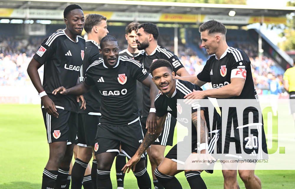 Fussball 2.Bundesliga, SV Darmstadt 98 - Energie Cottbus v.l. King Manu (FC Engerie Cottbus), Christian Kinsombi (FC Engerie Cottbus), Torschuetze Torschütze Justin Butler (FC Engerie Cottbus), Axel Borgmann (FC Engerie Cottbus) Torjubel, Jubel, Goal celebration, celebrate the goal zum 0:1 jubelnd bejubelt jubelt jubeln Jubel Darmstadt