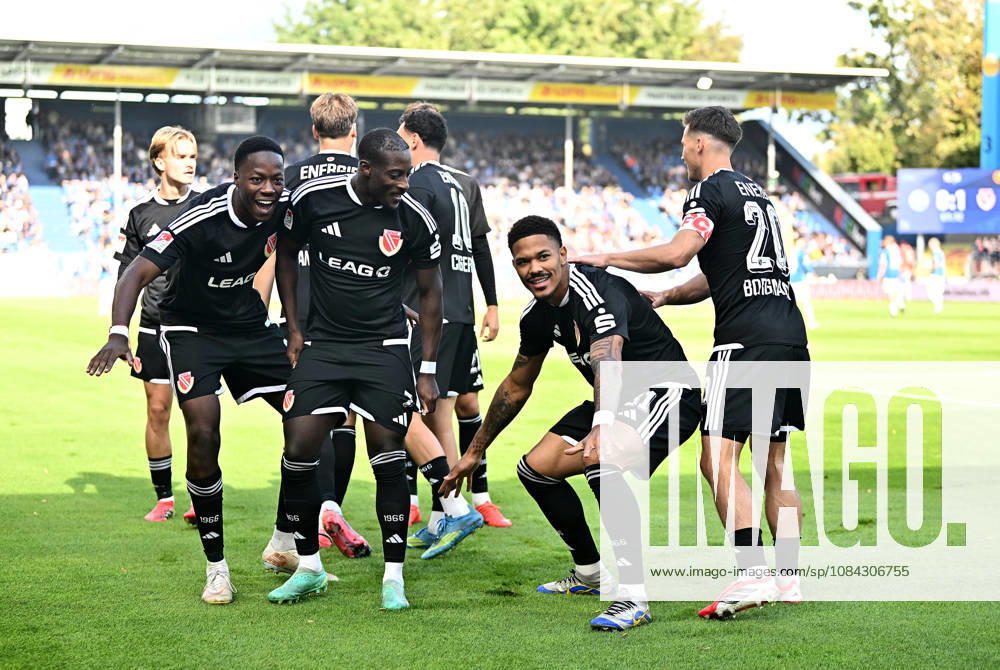 Fussball 2.Bundesliga, SV Darmstadt 98 - Energie Cottbus v.l. King Manu (FC Engerie Cottbus), Christian Kinsombi (FC Engerie Cottbus), Torschuetze Torschütze Justin Butler (FC Engerie Cottbus), Axel Borgmann (FC Engerie Cottbus) Torjubel, Jubel, Goal celebration, celebrate the goal zum 0:1 jubelnd bejubelt jubelt jubeln Jubel Darmstadt