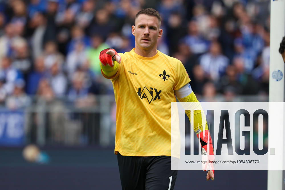 2026.10.10 Fussball 2.Bundesliga SV Darmstadt 98 - Energie Cottbus v.l., Goalkeeper, Torwart Marcel Schuhen (SV Darmstadt 98) gestures, gives instructions, gesticulate