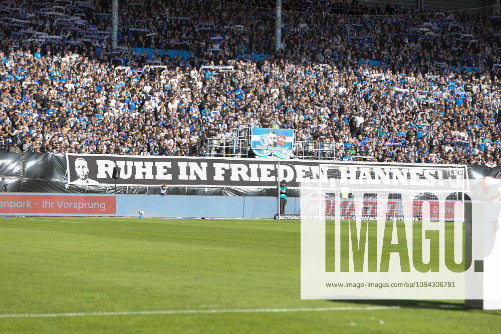 Fussball, 2. Bundesliga, 1. FC Magdeburg - Hannover 96 v.l. Symbolfoto, Symbolbild, Symbol Fans, Zuschauer, Publikum, Tribuene Choreo, Choreografie, Choreographie Ruhe in Frieden Hannes Magdeburg