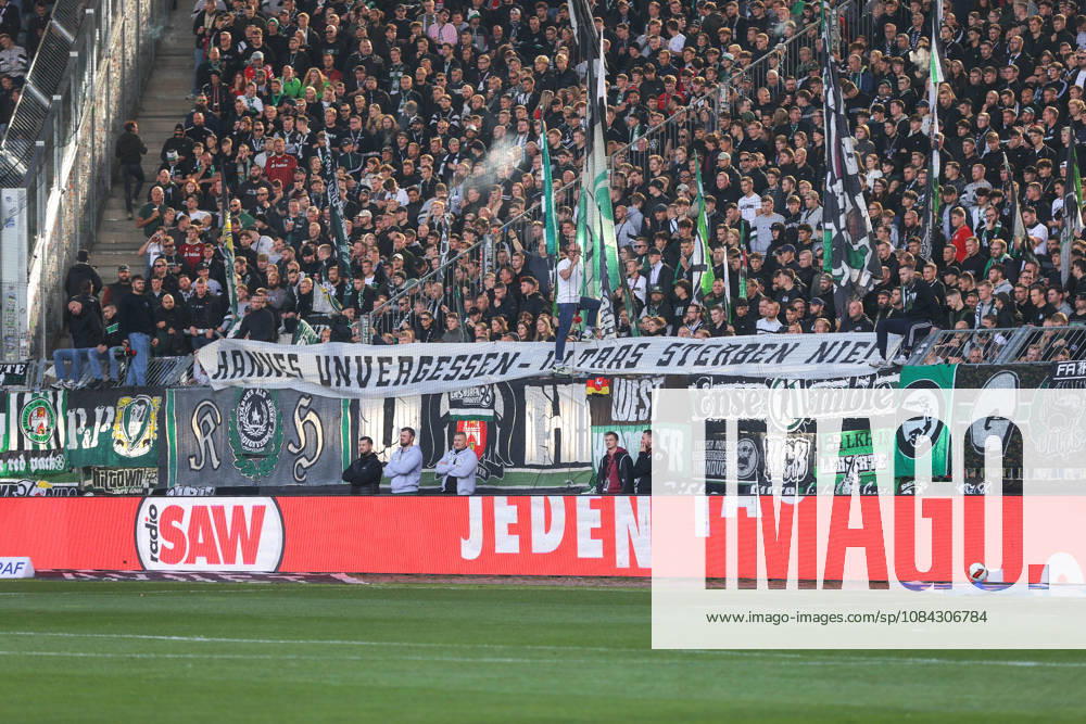 Fussball, 2. Bundesliga, 1. FC Magdeburg - Hannover 96 v.l. Symbolfoto, Symbolbild, Symbol Fans, Zuschauer, Publikum, Tribuene Spruchband Banner Hannes unvergessen Magdeburg