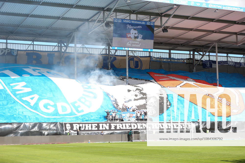 Fussball, 2. Bundesliga, 1. FC Magdeburg - Hannover 96 v.l. Symbolfoto, Symbolbild, Symbol Fans, Zuschauer, Publikum, Tribuene Choreo, Choreografie, Choreographie Ruhe in Frieden Hannes Magdeburg