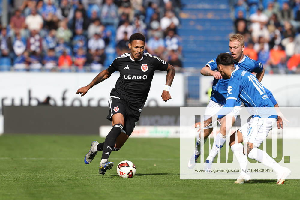2026.10.10 Fussball 2.Bundesliga SV Darmstadt 98 - Energie Cottbus v.l., Justin Butler (Energie Cottbus), Raoul Petretta (SV Darmstadt 98) in action, with the ball