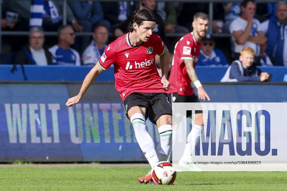 Jean Hugonet (Hannover 96) kontrolliert den Ball waehrend des spiels der 2. Bundesliga zwischen 1. FC Magdeburg und Hannover 96, Avnet Arena am 10. October 2026 in Magdeburg, Deutschland. (Foto von Marco Steinbrenner DeFodi Images) +++ Jean Hugonet (Hannover 96) controls the ball during the 2nd Bundesliga match between 1. FC Magdeburg and Hannover 96 at Avnet Arena on October 10, 2026 in Magdeburg, Germany. (Photo by Marco Steinbrenner DeFodi Images) DFB DFL REGULATIONS PROHIBIT ANY USE OF PHOTOGRAPHS AS IMAGE SEQUENCES AND OR QUASI-VIDEO. (Photo by Marco Steinbrenner DeFodi Images) -