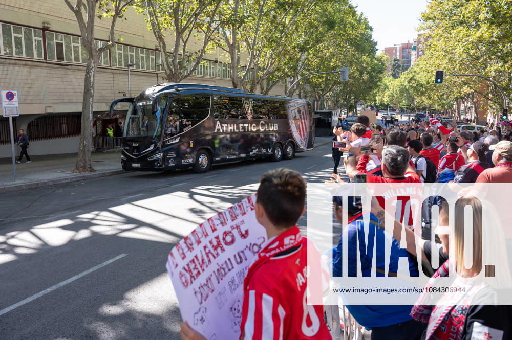 ESP: LaLiga EA Sports Rayo Vallecano v Athletic Club Athletic fans welcoming the Athletic team bus during LaLiga EA Sports between Rayo Vallecano v Athletic Club played at Vallecas Stadium in Madrid on October 10, 2026 in Spain Spain Futbol