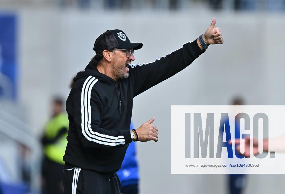 Fussball 2.Bundesliga, SV Darmstadt 98 - Energie Cottbus v.l. Trainer Claus Dieter Wollnitz (FC Engerie Cottbus) gibt Anweisungen, gestikuliert, mit den Armen gestikulieren gives instructions, gesticulate, gesticolando. Darmstadt