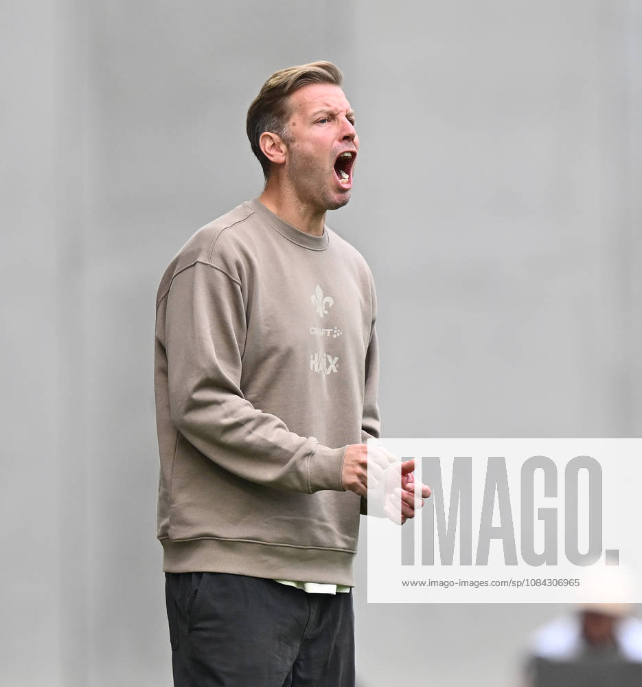 Fussball 2.Bundesliga, SV Darmstadt 98 - Energie Cottbus v.l. Trainer Florian Kohfeldt (SV Darmstadt 98) enttaeuscht, enttaeuscht schauend, dissapointed gibt Anweisungen, gestikuliert, mit den Armen gestikulieren gives instructions, gesticulate, gesticolando. Darmstadt