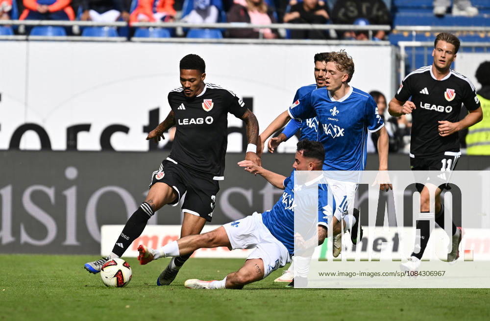 Fussball 2.Bundesliga, SV Darmstadt 98 - Energie Cottbus v.l. Justin Butler (FC Engerie Cottbus), Marco Richter (SV Darmstadt 98), Nicolas Verkooijen (SV Darmstadt 98) Darmstadt