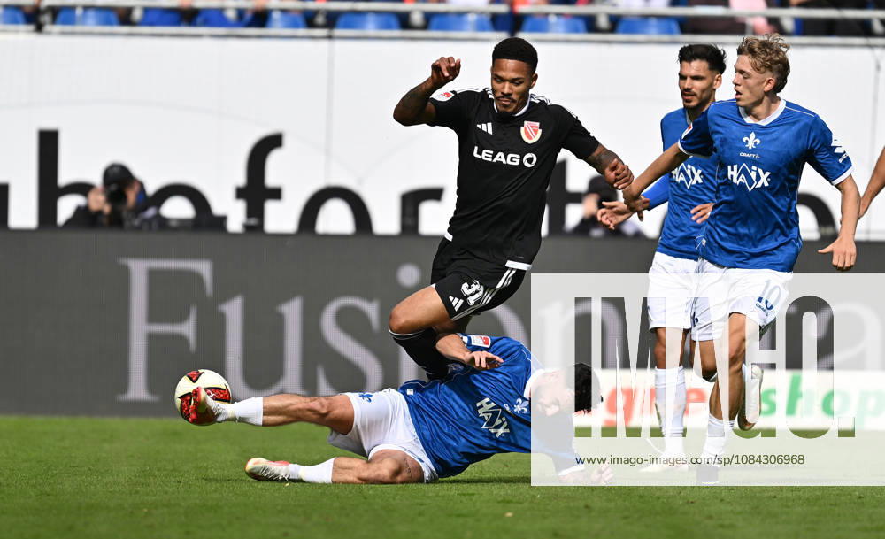 Fussball 2.Bundesliga, SV Darmstadt 98 - Energie Cottbus v.l. Justin Butler (FC Engerie Cottbus), Marco Richter (SV Darmstadt 98), Nicolas Verkooijen (SV Darmstadt 98) Darmstadt