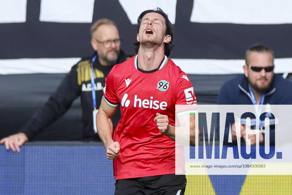 Jean Hugonet (Hannover 96) schaut enttaeuscht waehrend des spiels der 2. Bundesliga zwischen 1. FC Magdeburg und Hannover 96, Avnet Arena am 10. October 2026 in Magdeburg, Deutschland. (Foto von Marco Steinbrenner DeFodi Images) +++ Jean Hugonet (Hannover 96) looks dejected during the 2nd Bundesliga match between 1. FC Magdeburg and Hannover 96 at Avnet Arena on October 10, 2026 in Magdeburg, Germany. (Photo by Marco Steinbrenner DeFodi Images) DFB DFL REGULATIONS PROHIBIT ANY USE OF PHOTOGRAPHS AS IMAGE SEQUENCES AND OR QUASI-VIDEO. (Photo by Marco Steinbrenner DeFodi Images) -