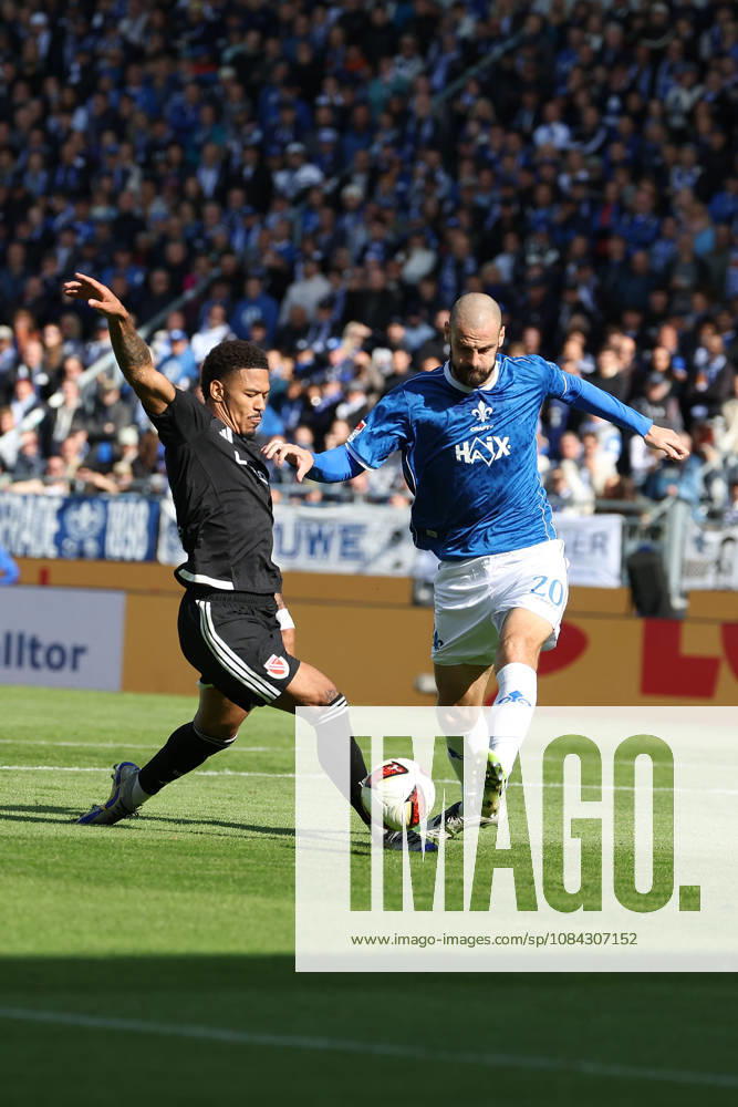2026.10.10 Fussball 2.Bundesliga SV Darmstadt 98 - Energie Cottbus v.l., Justin Butler (Energie Cottbus), Aleksander Vukovic (SV Darmstadt 98), battles for the Ball