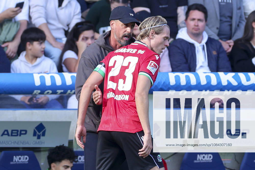 Trainer Sandro Wagner (Hannover 96) und Stefan Teitur Thordarson (Hannover 96) unterhalten sich waehrend des spiels der 2. Bundesliga zwischen 1. FC Magdeburg und Hannover 96, Avnet Arena am 10. October 2026 in Magdeburg, Deutschland. (Foto von Marco Steinbrenner DeFodi Images) +++ Trainer Sandro Wagner (Hannover 96) und Stefan Teitur Thordarson (Hannover 96) talk together during the 2nd Bundesliga match between 1. FC Magdeburg and Hannover 96 at Avnet Arena on October 10, 2026 in Magdeburg, Germany. (Photo by Marco Steinbrenner DeFodi Images) DFB DFL REGULATIONS PROHIBIT ANY USE OF PHOTOGRAPHS AS IMAGE SEQUENCES AND OR QUASI-VIDEO. (Photo by Marco Steinbrenner DeFodi Images) -