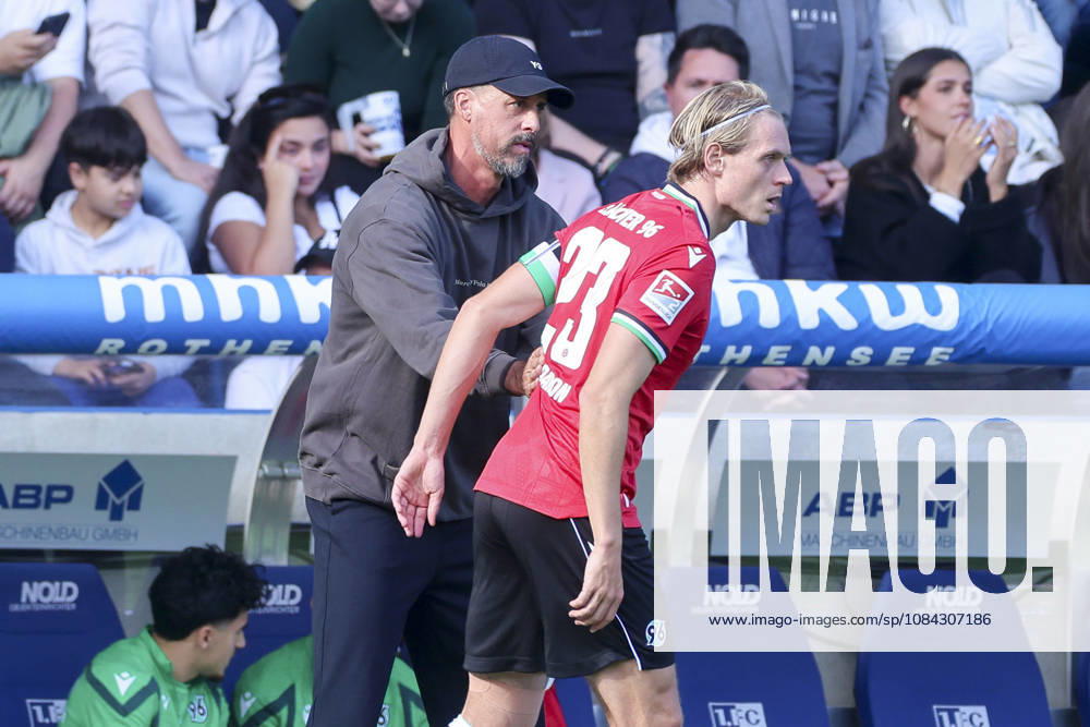 Trainer Sandro Wagner (Hannover 96) und Stefan Teitur Thordarson (Hannover 96) schauen enttaeuscht waehrend des spiels der 2. Bundesliga zwischen 1. FC Magdeburg und Hannover 96, Avnet Arena am 10. October 2026 in Magdeburg, Deutschland. (Foto von Marco Steinbrenner DeFodi Images) +++ Trainer Sandro Wagner (Hannover 96) und Stefan Teitur Thordarson (Hannover 96) look dejected during the 2nd Bundesliga match between 1. FC Magdeburg and Hannover 96 at Avnet Arena on October 10, 2026 in Magdeburg, Germany. (Photo by Marco Steinbrenner DeFodi Images) DFB DFL REGULATIONS PROHIBIT ANY USE OF PHOTOGRAPHS AS IMAGE SEQUENCES AND OR QUASI-VIDEO. (Photo by Marco Steinbrenner DeFodi Images) -