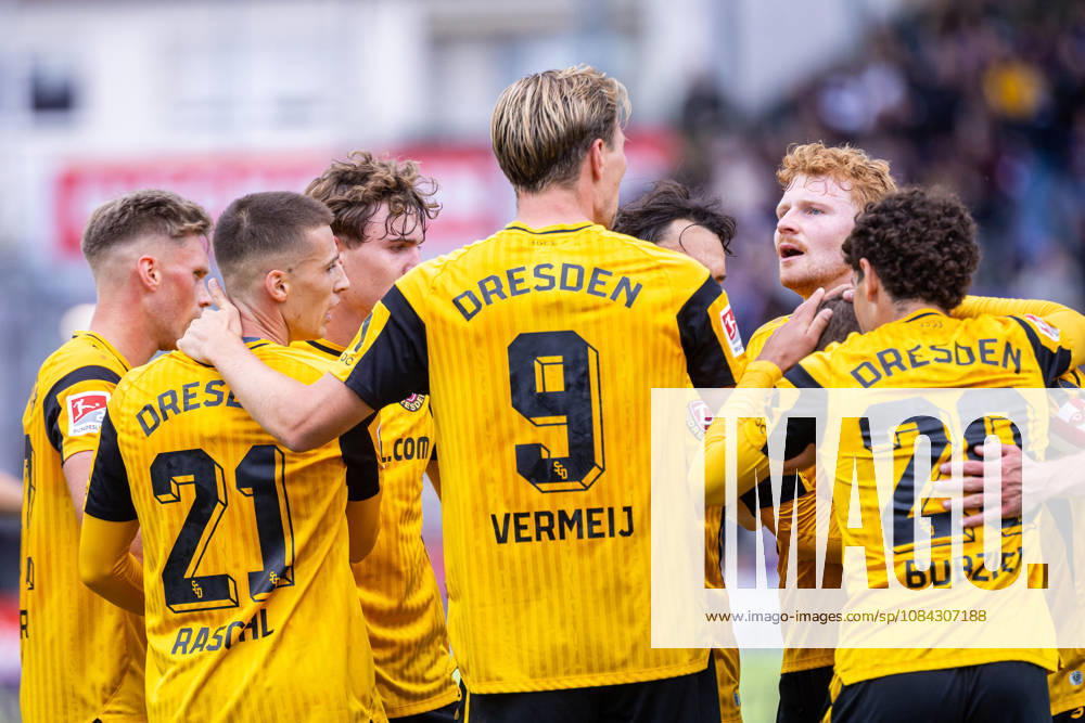 Die Spieler von SG Dynamo Dresden jubeln ueber das Tor zum 1:0 durch Niklas Hauptmann (SG Dynamo Dresden, 27) GER, VfL Osnabrueck vs. SG Dynamo Dresden, Fussball, 2. Bundesliga, 7. Spieltag, Spielzeit 2026 2027, 10.10.2026 DFL Regulations prohibit any use of photographers as image sequences and or quasi-video. GER, VfL Osnabrueck vs. SG Dynamo Dresden, Fussball, 2. Bundesliga, 7. Spieltag, Spielzeit 2026 2027, 10.10.2026 Osnabrueck