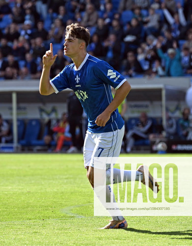 Fussball 2.Bundesliga, SV Darmstadt 98 - Energie Cottbus v.l. Noah Weißhaupt (SV Darmstadt 98) Goal scored, erzielt das Tor zum. 1:1 Darmstadt