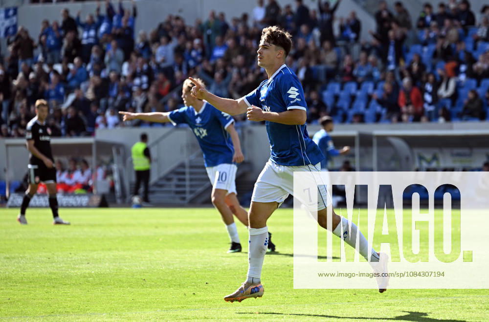 Fussball 2.Bundesliga, SV Darmstadt 98 - Energie Cottbus v.l. Noah Weißhaupt (SV Darmstadt 98) Goal scored, erzielt das Tor zum. 1:1 Darmstadt