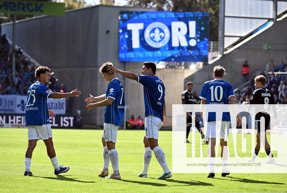 Fussball 2.Bundesliga, SV Darmstadt 98 - Energie Cottbus v.l. Noah Weißhaupt (SV Darmstadt 98) Goal scored, erzielt das Tor zum. 1:1 Darmstadt