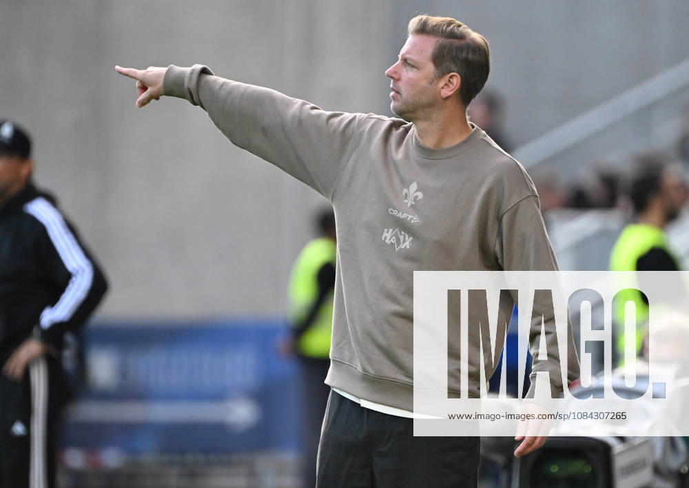 Fussball 2.Bundesliga, SV Darmstadt 98 - Energie Cottbus v.l. Trainer Florian Kohfeldt (SV Darmstadt 98) gibt Anweisungen Darmstadt