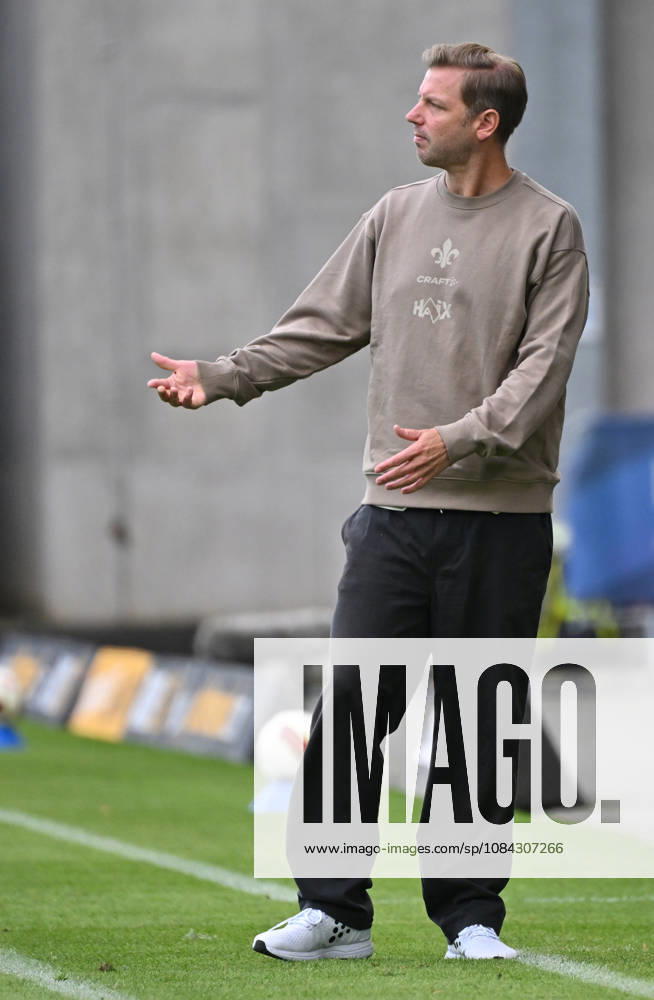 Fussball 2.Bundesliga, SV Darmstadt 98 - Energie Cottbus v.l. Trainer Florian Kohfeldt (SV Darmstadt 98) gibt Anweisungen Darmstadt