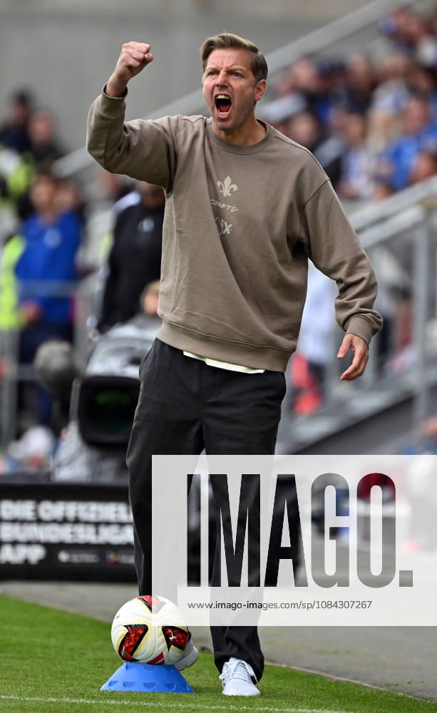 Fussball 2.Bundesliga, SV Darmstadt 98 - Energie Cottbus v.l. Trainer Florian Kohfeldt (SV Darmstadt 98) gibt Anweisungen Darmstadt