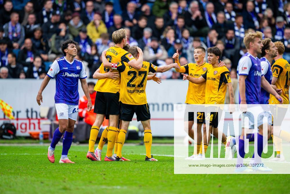 Fußball, 2026 2027, 2. Bundesliga, 7. Spieltag, VfL Osnabrück - SG Dynamo Dresden: Jubeltraube nach dem Tor zum 0:1 von Niklas Hauptmann (Dresden), (L) Jonathan Gomez (Osnabrück), (M-R) Vincent Vermeij (Dresden), Tobias Raschl (Dresden), Patrice Covic (Dresden) DFL REGULATIONS PROHIBIT ANY USE OF PHOTOGRAPHS AS IMAGE SEQUENCES AND OR QUASI-VIDEO.