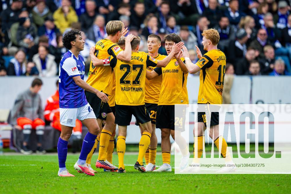Fußball, 2026 2027, 2. Bundesliga, 7. Spieltag, VfL Osnabrück - SG Dynamo Dresden: Jubeltraube nach dem Tor zum 0:1 von Niklas Hauptmann (Dresden), (L-R) Jonathan Gomez (Osnabrück), Vincent Vermeij (Dresden), Tobias Raschl (Dresden), Patrice Covic (Dresden), Robert Wagner (Dresden) DFL REGULATIONS PROHIBIT ANY USE OF PHOTOGRAPHS AS IMAGE SEQUENCES AND OR QUASI-VIDEO.