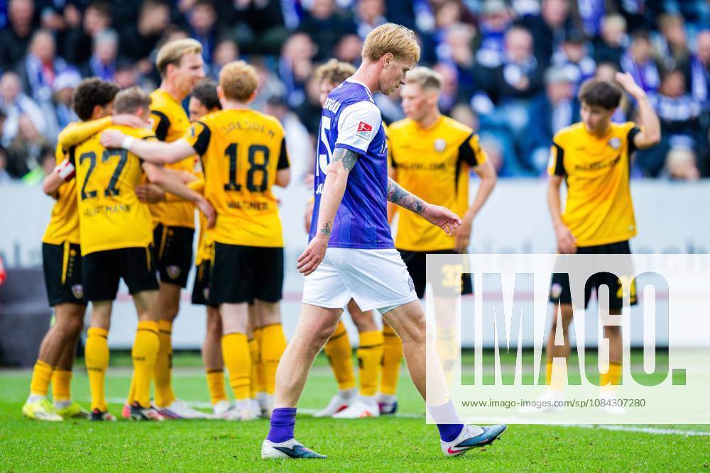 Fußball, 2026 2027, 2. Bundesliga, 7. Spieltag, VfL Osnabrück - SG Dynamo Dresden: Jubeltraube nach dem Tor zum 0:1 von Niklas Hauptmann (Dresden), (M) Bjarke Jacobsen (Osnabrück) DFL REGULATIONS PROHIBIT ANY USE OF PHOTOGRAPHS AS IMAGE SEQUENCES AND OR QUASI-VIDEO.