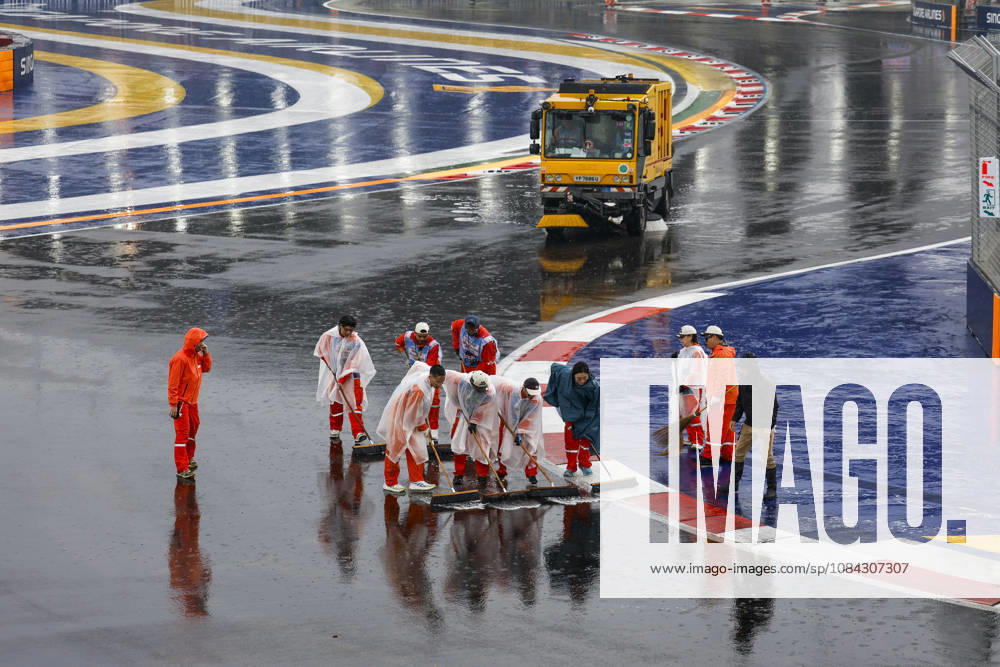 F1 - SINGAPORE GRAND PRIX 2026 Illustration, rain before the start of the sprint race, marshall, commissaire de piste, marshal, marshalls, marshals during the 2026 Formula 1 Singapore Grand Prix, 17th round of the 2026 Formula One World Championship, WM, Weltmeisterschaft from October 9 to 11, 2026 on the Marina Bay Street Circuit, in Singapore, Singapore - SingaporeSingapore