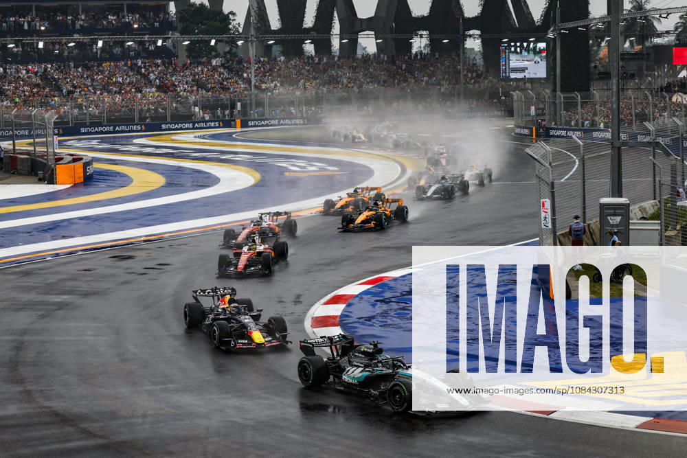 F1 - SINGAPORE GRAND PRIX 2026 Start of the sprint race, 63 RUSSELL George (gbr), Mercedes AMG F1 Team W17, action during the 2026 Formula 1 Singapore Grand Prix, 17th round of the 2026 Formula One World Championship, WM, Weltmeisterschaft from October 9 to 11, 2026 on the Marina Bay Street Circuit, in Singapore, Singapore - SingaporeSingapore