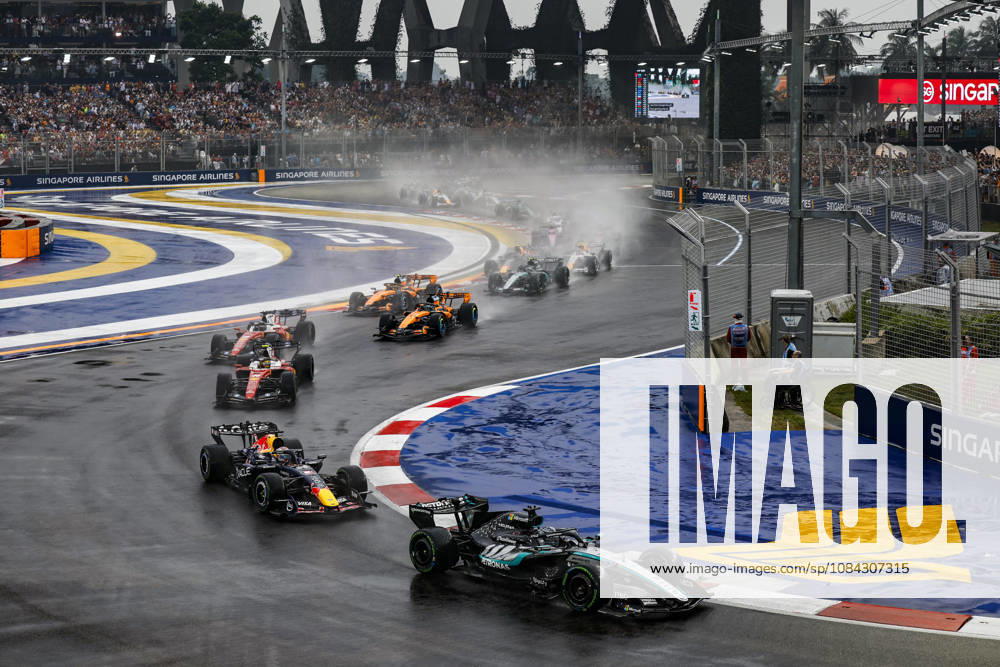 F1 - SINGAPORE GRAND PRIX 2026 Start of the sprint race, 63 RUSSELL George (gbr), Mercedes AMG F1 Team W17, action during the 2026 Formula 1 Singapore Grand Prix, 17th round of the 2026 Formula One World Championship, WM, Weltmeisterschaft from October 9 to 11, 2026 on the Marina Bay Street Circuit, in Singapore, Singapore - SingaporeSingapore