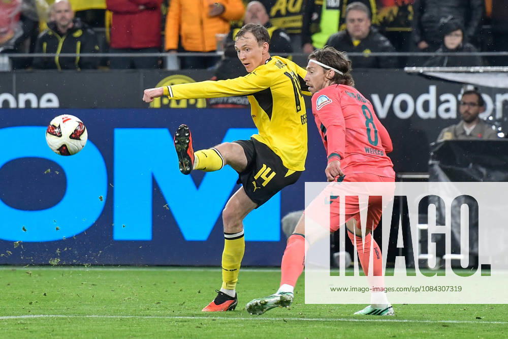 V. li. im Kampf um den Ball Maximilian Beier (Dortmund 14) Mitchell Weiser (Bremen 8) 09.10.2026 ¢ Fussball ¢ Borussia Dortmund vs SV Werder Bremen, Signal Iduna Park, Dortmund, DFB DFL REGULATIONS PROHIBIT ANY USE OF PHOTOGRAPHS AS IMAGE SEQUENCES AND OR QUASI-VIDEO NRW Germany